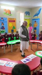 स्कूल पहुंच PM नरेंद्र मोदी बच्चों से बैठने की ली अनुमति, वीडियो हो गया वायरल