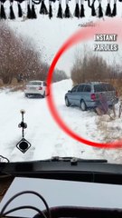 Un bus s’arrête pour aider une femme âgée au bord de la route