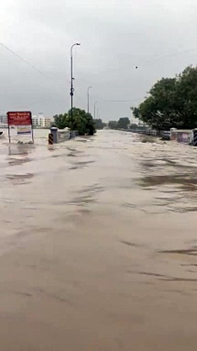 VIDEO: तमिलनाडु में आफत की बारिश, स्कूलों में छुट्टी-ट्रेनें रद्द, कई जिलों में हाई अलर्ट