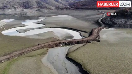 Barajda sular çekilince 18 köye ulaşımı kısaltan yol ortaya çıktı