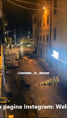 Devasta il centro di Empoli e distrugge gli addobbi natalizi: denunciato