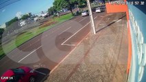 Vídeo mostra Fox batendo em Peugeot estacionado e motorista fugindo