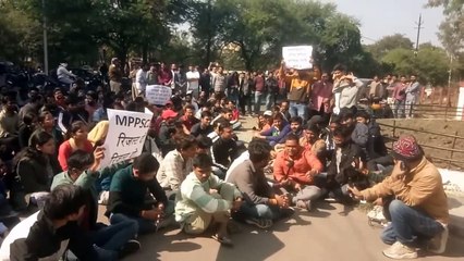 रिजल्ट की मांग को लेकर अभ्यर्थियों ने किया प्रदर्शन