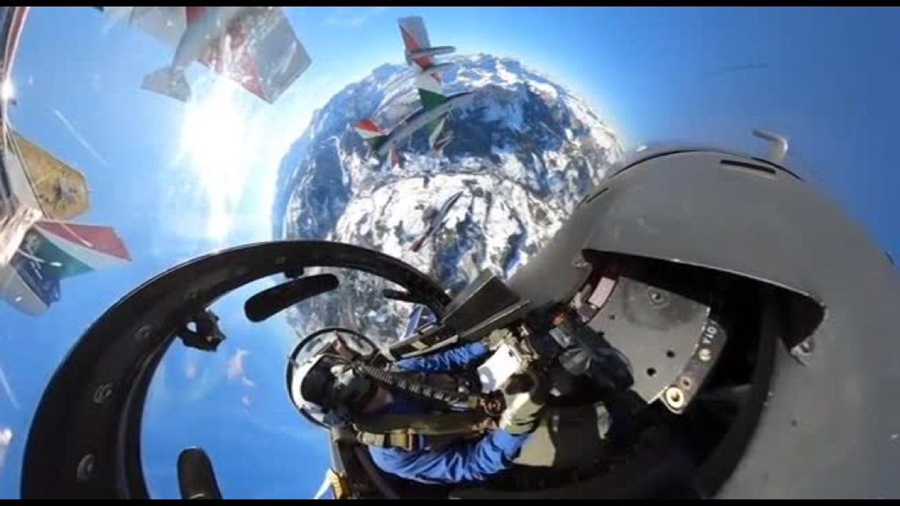 Lo spettacolo delle Frecce Tricolori in Val Badia per la Coppa del mondo di sci