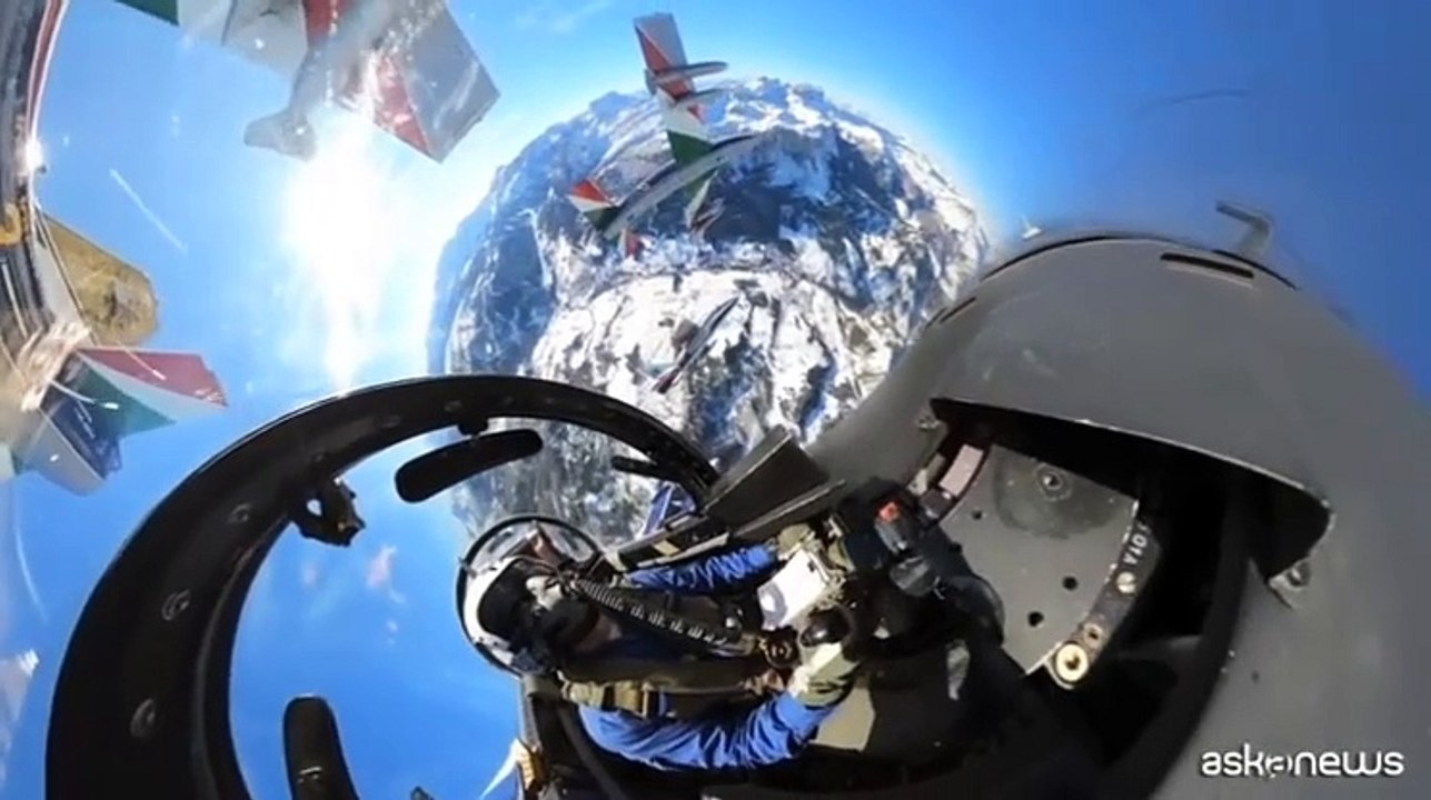 Lo spettacolo delle Frecce Tricolori in Val Badia per la Coppa del mondo di sci