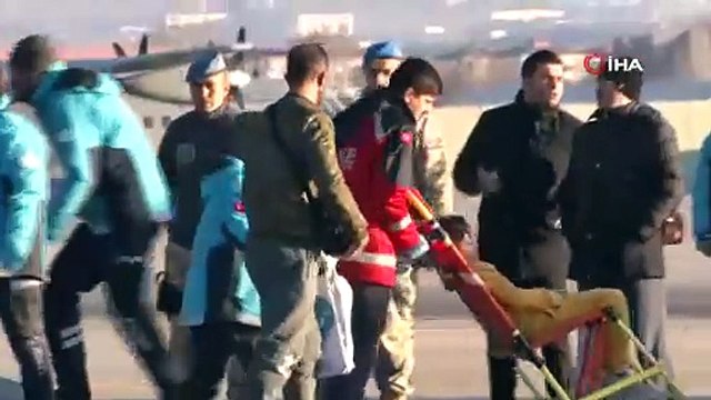 Yürekleri sızlatan görüntü! Türkiye'ye inen Gazzeli secdeye kapandı