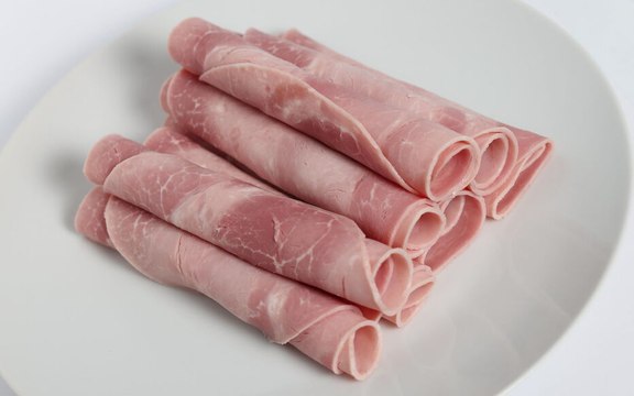 Le nitrite de sodium retiré des croquettes pour animaux... mais pas du jambon