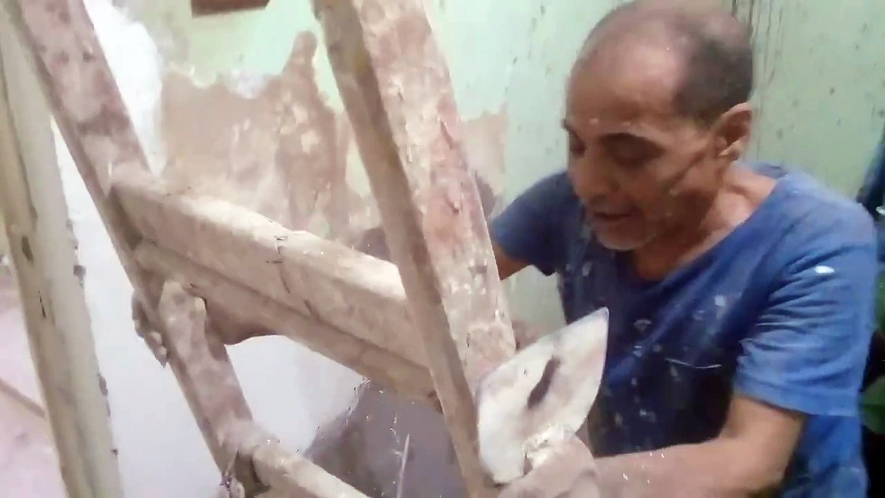 لقاء خاص وحصرى على قناتنا مع شاعر الغلابة فى عقر داره وهو عمله فى فن النقاشة والديكور وكلام كتير جدا