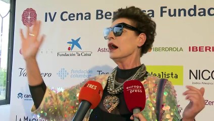 Antonia Dell’Atte no puede evitar reír ante la ausencia de Alessandro Lequio en el bautizo