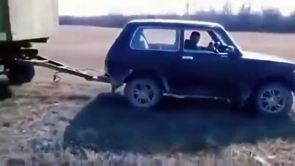 Il tire une trop grosse remorque et ça termine très mal