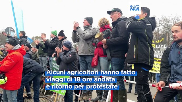 Germania, trattori in marcia su Berlino: protesta contro l'abolizione degli sgravi fiscali