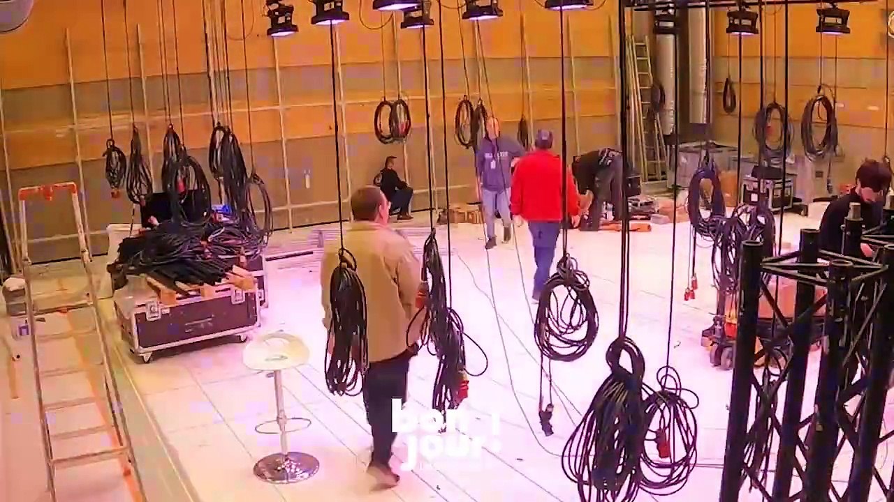 L'équipe de "Bonjour!" et son présentateur Bruce Toussaint dévoilent les détails et le décor de la nouvelle matinale de TF1 qui démarrera le 8 janvier prochain