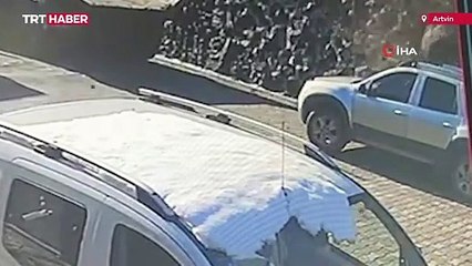 Artvin'de heyelan: Yamaçtan düşen kayalar aracı hurdaya çevirdi