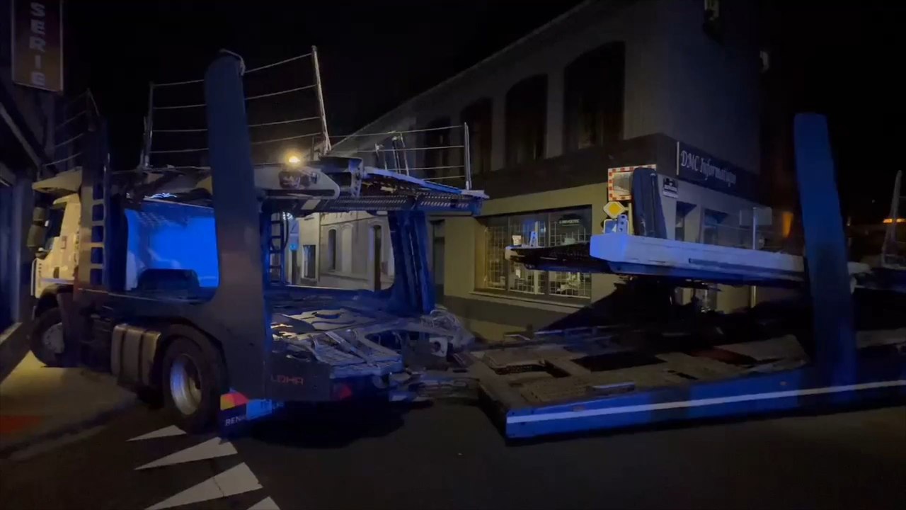 Le centre de Beaumont bloqué par un camion en ciseau, pendant près de 4 heures