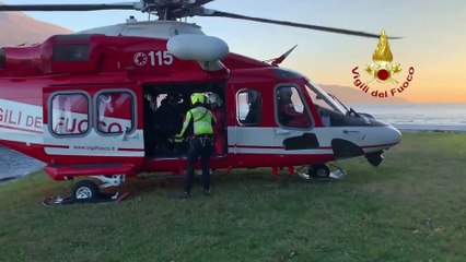 Скачать видео: Lago di Garda, si stacca un pezzo di montagna: la frana travolge la strada e va in acqua