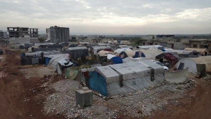 الشتاء يفاقم معاناة منكوبي زلزال سوريا المدمر