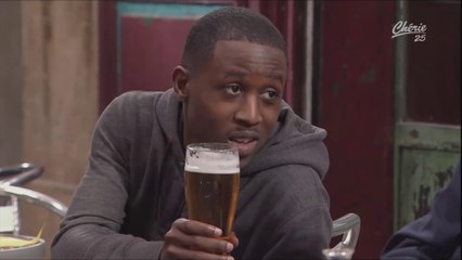 Plus Belle la Vie - Elie offre de la bière au laxatif à un policier