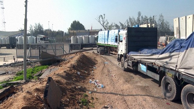 Israel, acusado de matar a população de fome, continua a bombardear Gaza