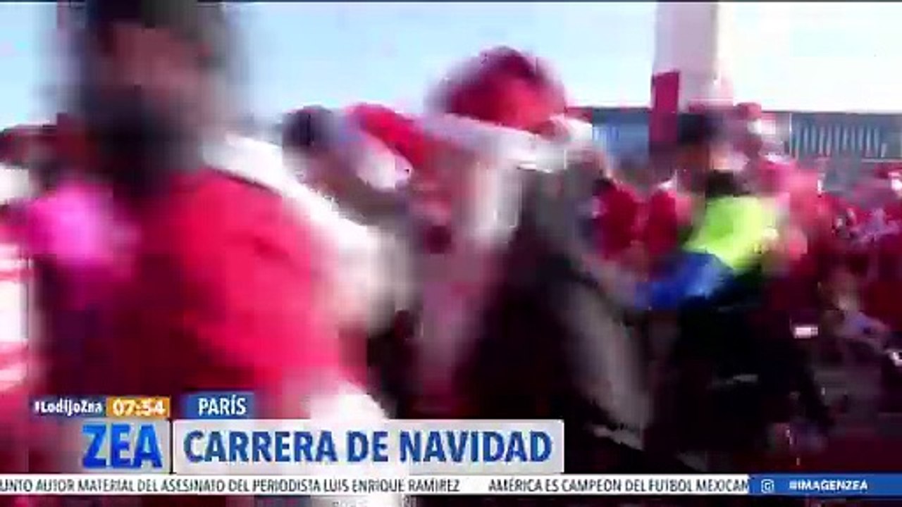 Corredores vestidos como Santa Claus participaron en una carrera en París