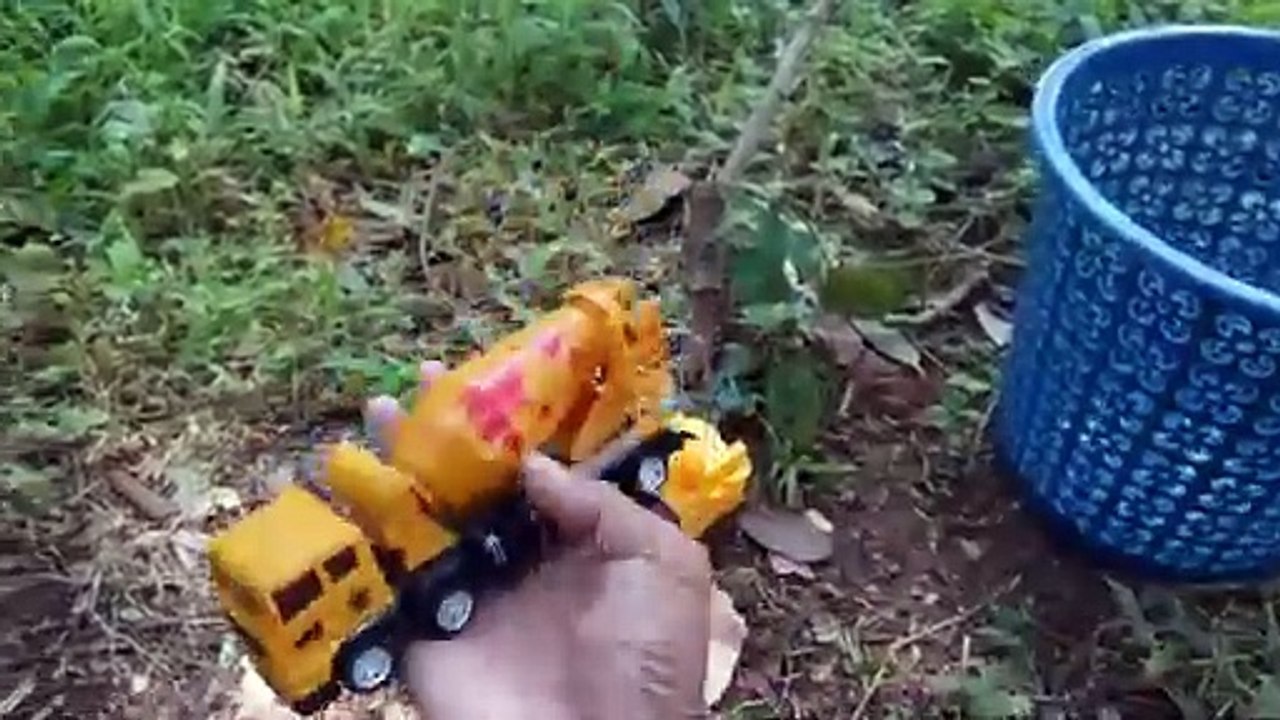 Dodo Dino akan menjelajahi dunia mencari mainan yang paling menakjubkan dan menyenangkan. 