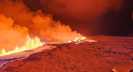 İzlanda'da yanardağ patladı