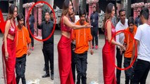 Malaika Arora Red Saree में Specially Abled Male Fan Waist Hold पर Bouncer Reaction, Public Angry..