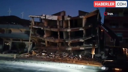 Hatay'da ağır hasarlı bina korna sesiyle yıkıldı