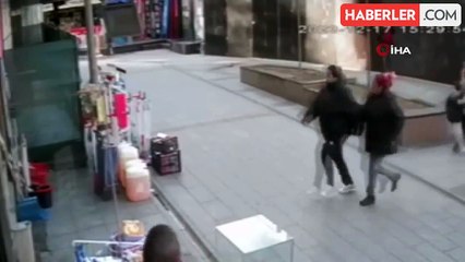 Küçükçekmece'de liselilerin silahlı kavgası: 1'i ağır 2 yaralı