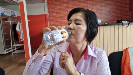 สส.หญิงก้าวไกล นนทบุรี แจงแจกน้ำดื่มหมดอายุ เปิดขวดดื่มโชว์ แค่ติดฉลากผิด