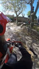 Pas discret mon 500 CR sur la route 