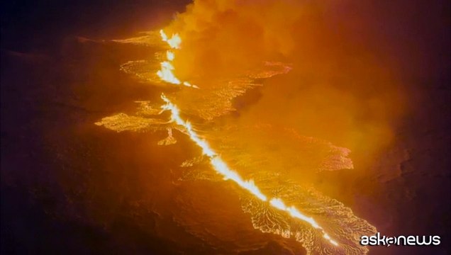 Islanda, eruzione vulcanica nella penisola di Reykjanes: cielo arancione