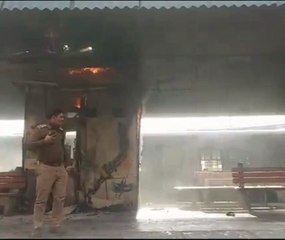 गाज़ियाबाद प्लेटफार्म 5 पर लगी आग, मचा हड़कंप