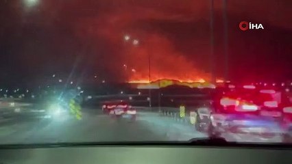 İzlanda’da yanardağ patladı