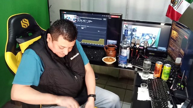 el show de shialeweb y noti me agarras aca sa platicando con todos mi seguidores en una buena tertulia epica entre botanas y bebidas