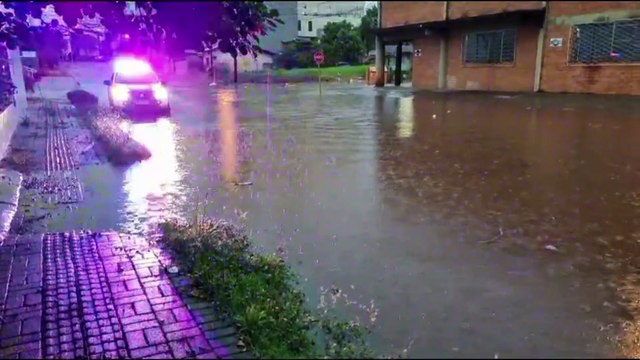 Chuva alaga bairros e atinge casa em Chapecó