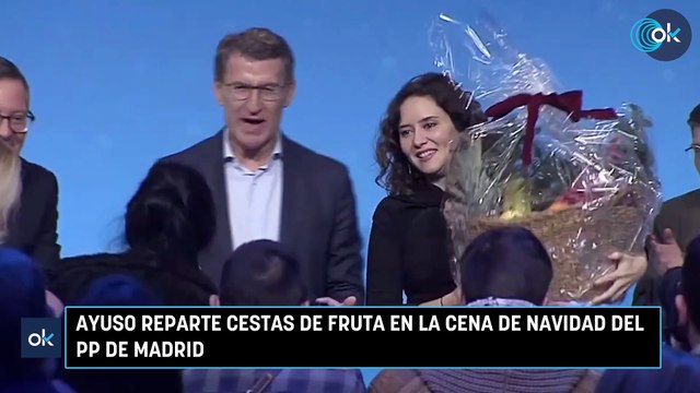 Ayuso reparte cestas de fruta en la cena de Navidad del PP de Madrid