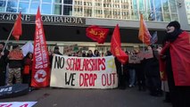 La protesta degli studenti sotto il palazzo della Regione Lombardia