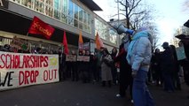 La protesta degli studenti sotto il palazzo di Regione Lombardia