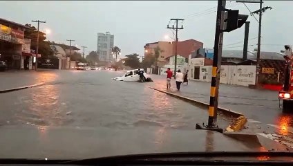 Vehículo queda afectado en medio de una fuerte lluvia en Santa Cruz