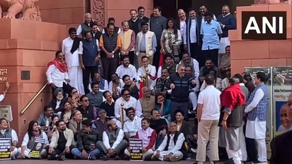 সংসদের বাইরে একসঙ্গে প্রতিবাদে সামিল রাহুল-সুদীপ, ঐক্যের সুর বিরোধীদের | Oneindia Bengali