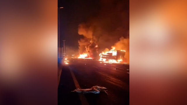 Accident mortel sur l'A1 : trois poids lourds s'embrasent, la circulation coupée
