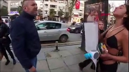 Bikinili protestoda pankart tartışma