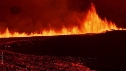 Un volcán en erupción en la península de Reikianes, Islandia