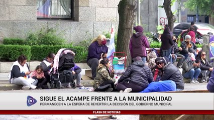 SIGUE EL ACAMPE FRENTE A LA MUNICIPALIDAD