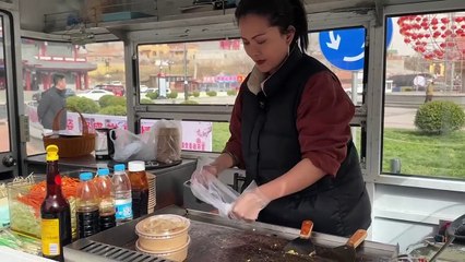 Selling Fried Vermicelli in China They Say Indonesia Foods are Delicious