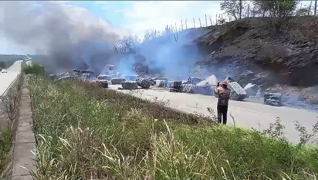 Caminhão pega fogo e interdita trecho da BR-101, em Igreja Nova