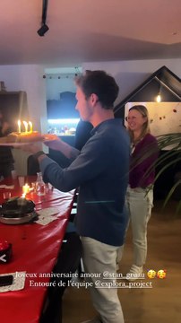 Stan a même soufflé ses bougies avec ses collaborateurs lors d'un dîner de Noël.Stanislas Gruau, l'amoureux de Marine Lorphelin, souffle les bougies de son anniversaire.