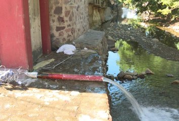 Enoja a vecinos de la Emiliano Zapata escurrimiento de agua de edificio