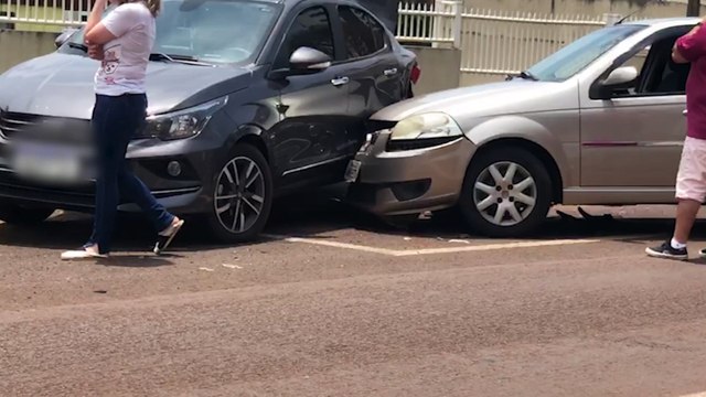 Condutor perde o controle de veículo enquanto trafegava na rua Pio XII e causa acidente