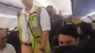 VÍDEO: Passageiro bêbado é retirado de avião e agride policiais
